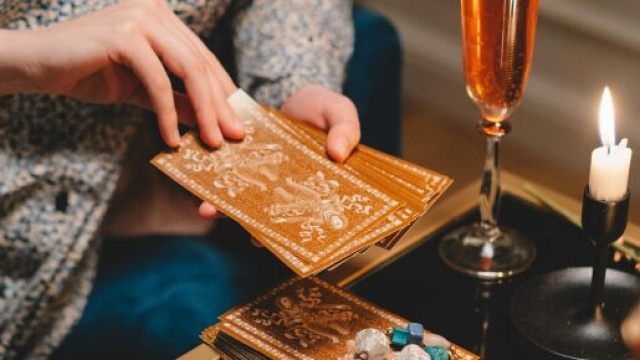 Donna che legge tarocchi- &copy; Pexels