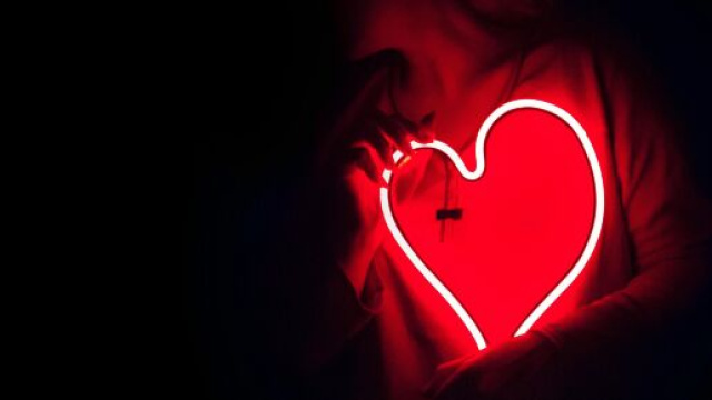 Neon a forma di cuore rosso-&copy; Pexels