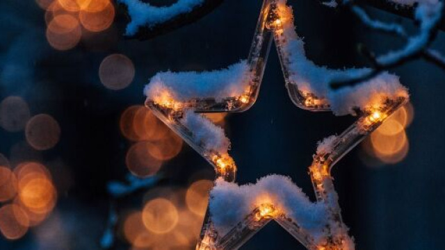Una stella coperta di neve (&copy; Pixabay).