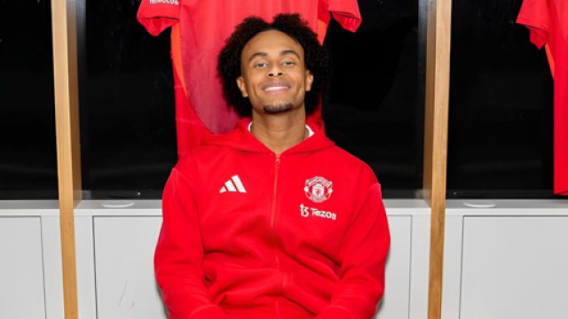 Joshua Zirkzee con la maglia del Manchester United &copy; Instagram.