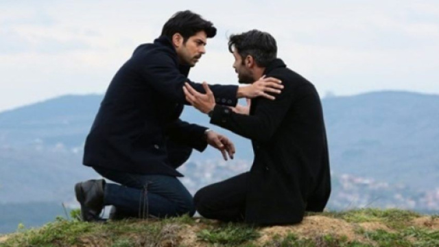 Burak &Ouml;z&ccedil;ivit (Kemal) e R&uuml;zgar Aksoy (Tarik) in scena, screenshot &copy; Endless Love