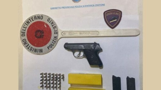 Crotone, armi e droga sequestrati nel centro storico - &copy; Polizia di Stato