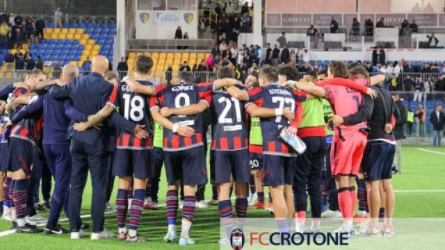 L'abbraccio del Crotone al termine della gara di Cerignola - &copy; Facebook / FcCrotone