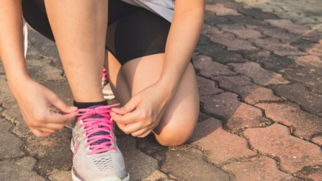 Persona che si allaccia la scarpa da ginnastica - &copy; Pexels.com