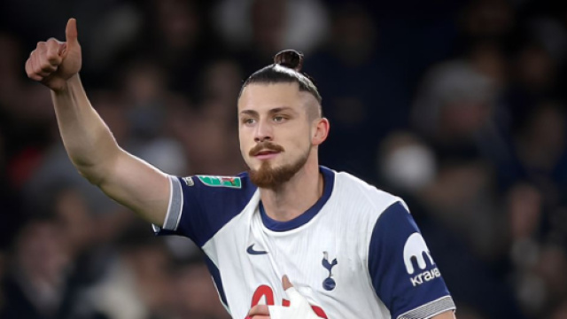 Radu Dragusin con la maglia del Tottenham &copy; profilo Instagram radudragusin5