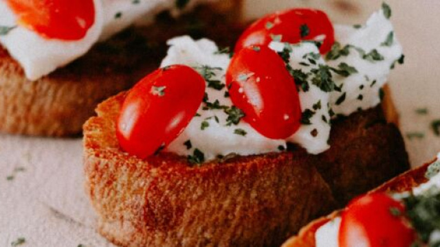 Un tris di bruschette (&copy; Pexels).