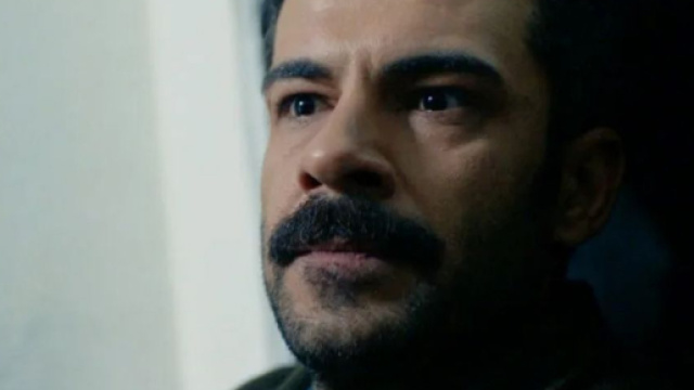 R&uuml;zgar Aksoy (Tarik) in una scena. Screenshot &copy; Endless Love