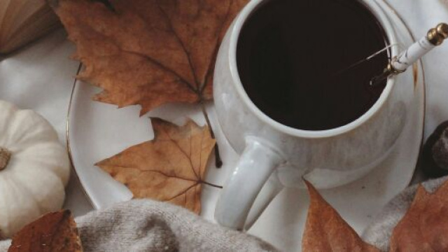 Tazza con caff&egrave;, foglie secche e zucca