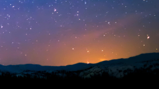 L'alba dietro a dei monti &copy; Pexels.com