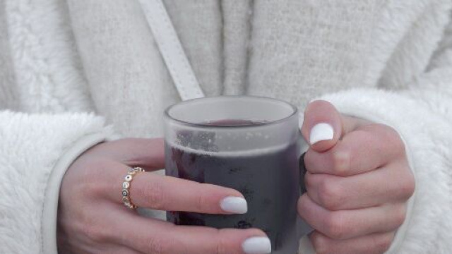 Mani di donna che reggono una tazza &copy; Pixabay