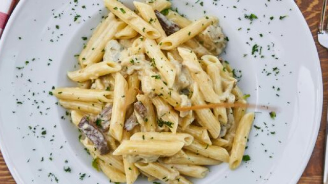 Un piatto di penne funghi e salsicce &copy; Pexels.com