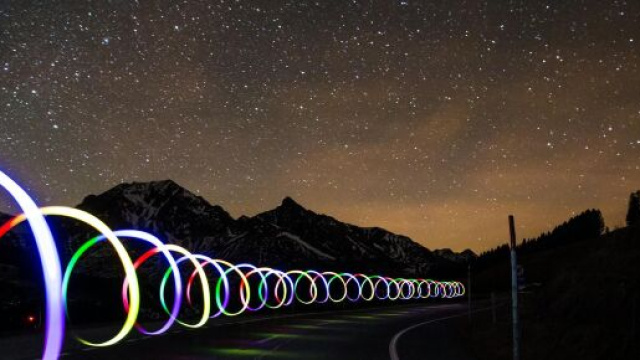 Una strada sotto un cielo stellato (&copy;pixabay.com)