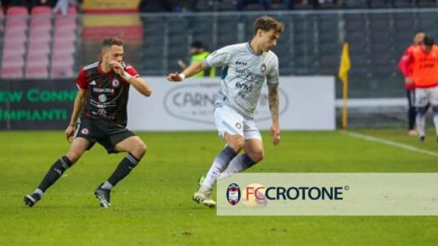 Alessio Guerini con la maglia del Crotone - &copy; Facebook / FcCrotone