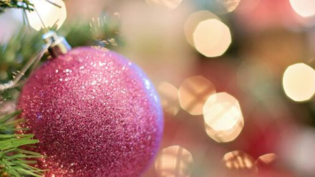 Una pallina appesa all'albero di Natale (&copy; Pexels)