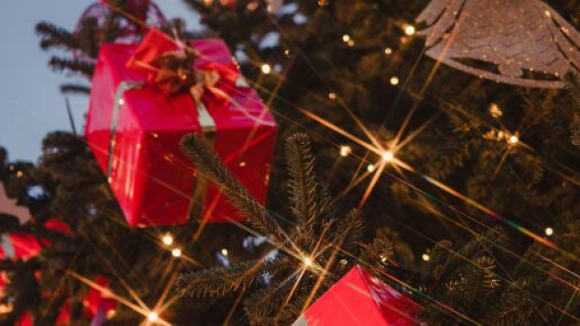 Albero di Natale con pacchi regalo &copy; Pexels