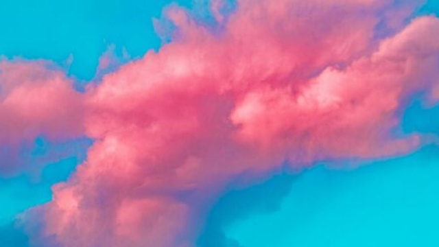 Cielo azzurro con nuvole rose &copy; Pexels