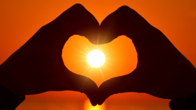 Il sole in mezzo a due mani a forma di cuore &copy; sunnext.it