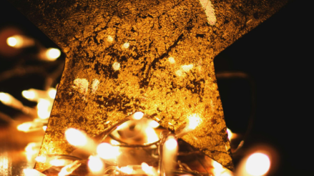 Illuminazione natalizia con stella- &copy; Pexels