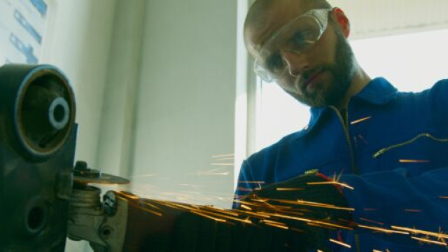 Un lavoratore con occhiali protettivi &copy; Pexels.com