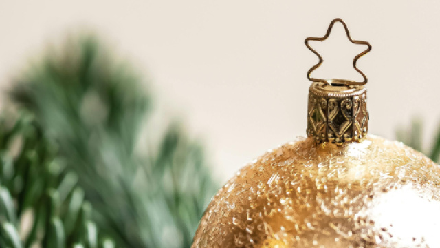 Pallina come addobbo albero di Natale- &copy; Pexels