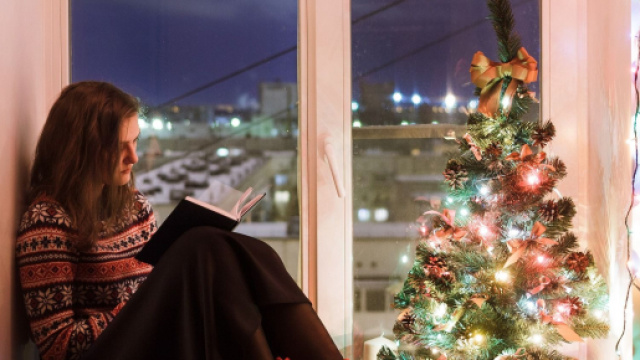 Donna immersa nella lettura &copy; Pixabay