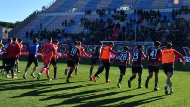 La squadra del Crotone sotto la Curva Sud &copy; Facebook