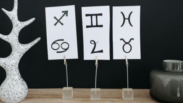 I simboli zodiacali scritti sui fogli &copy; Pexels