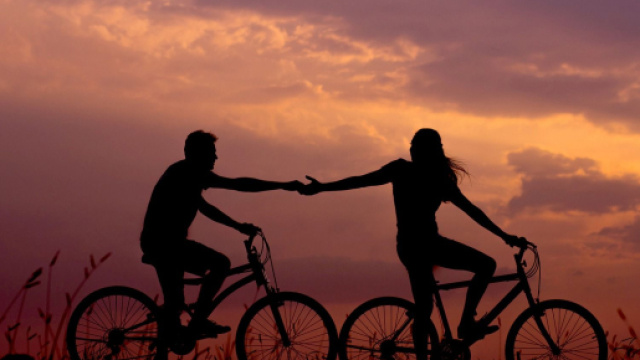Coppia in bicicletta con tramonto - &copy; Pixabay