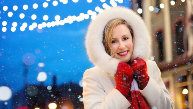 Donna con cappotto bianco e guanti rossi - &copy; Pixabay.