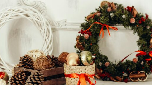 Ghirlande e addobbi natalizi - &copy; Pexels