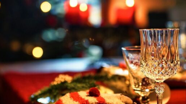 Una tavola apparecchiata per Natale (&copy;pixabay.com).