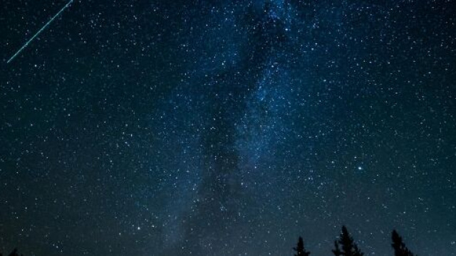 Cielo notturno con stella cadente &copy; Pexels