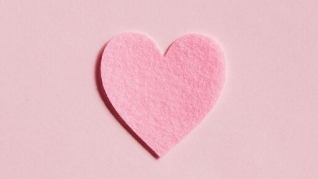 Cuore rosa su sfondo rosa &copy; Pexels