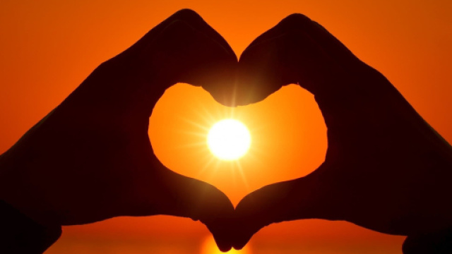 Il sole in due mani a forma di cuore &copy; sunnext.it