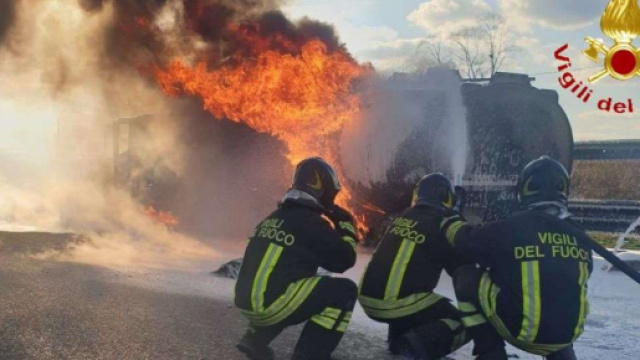 Intervento dei Vigili del Fuoco sulla S.S. 106 - &copy; Vigili del Fuoco.