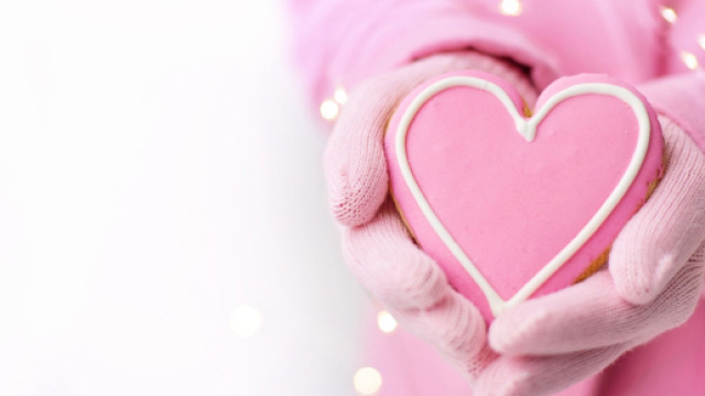Cuore rosa di pezza tra le mani - &copy; Pixabay.