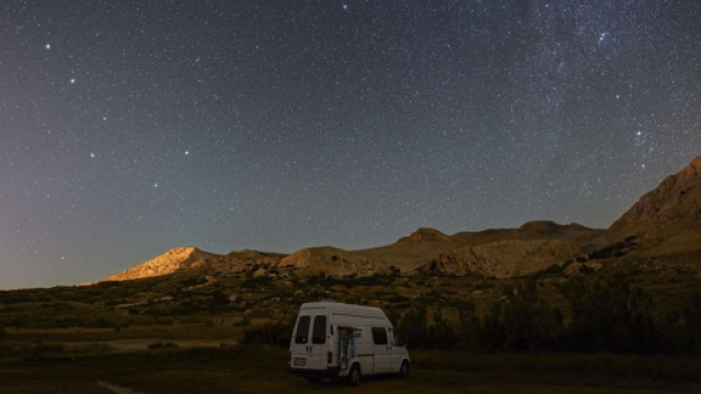 Un camper sotto le stelle - &copy; pixabay.com