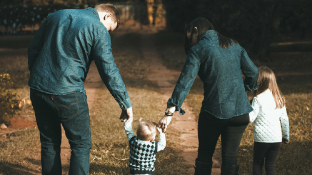 Una famiglia fotografata da dietro &copy; Pexels.com