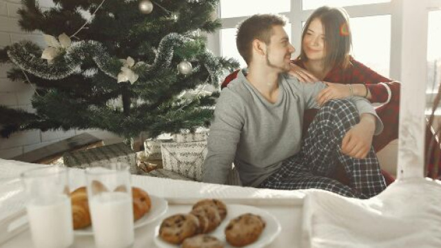 Coppia di innamorati a Natale-&copy; Pexels