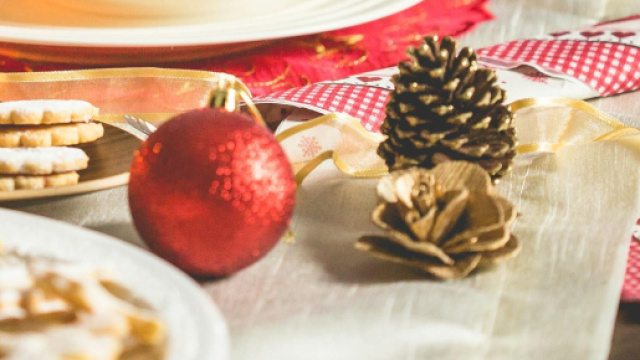 Una pallina e una pigna &copy; Pexels.com