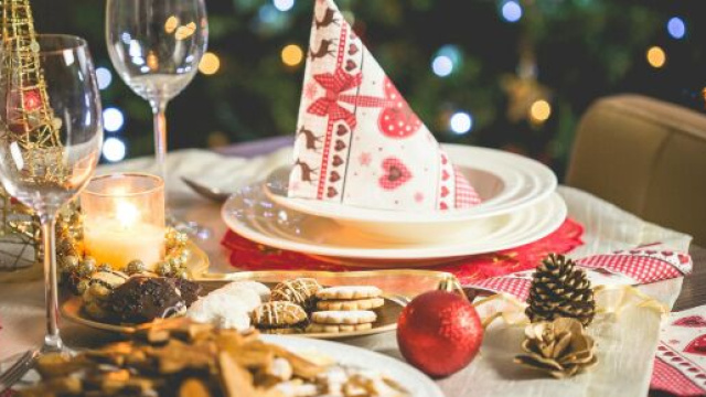 Una tavola imbandita per Natale &copy; Pexels.com