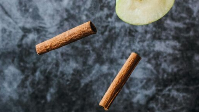 Una mela e un bicchiere di rum - &copy; Foto Pexels