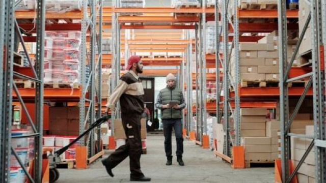 Un magazziniere al lavoro - &copy; Foto Pexels