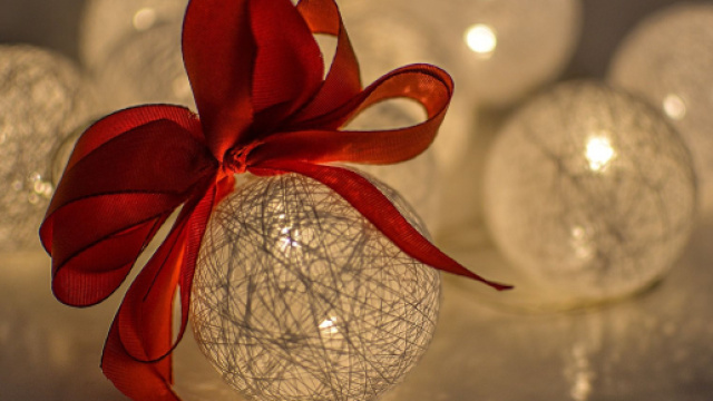 Addobbo natalizio con fiocco rosso - &copy; Pixabay