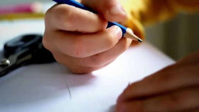 Bambino che impara a scrivere - &copy; Pixabay.