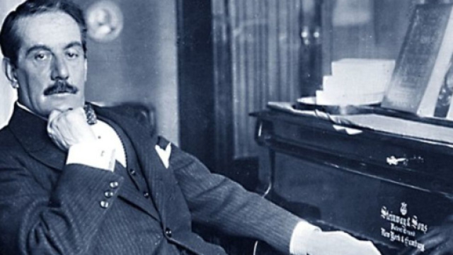 Giacomo Puccini al pianoforte - &copy; Wikimedia Commons.