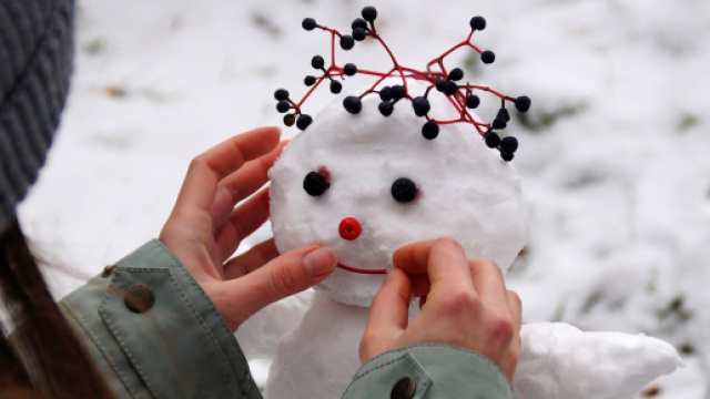 Ultimi tocchi al pupazzo di neve - &copy; Pixabay