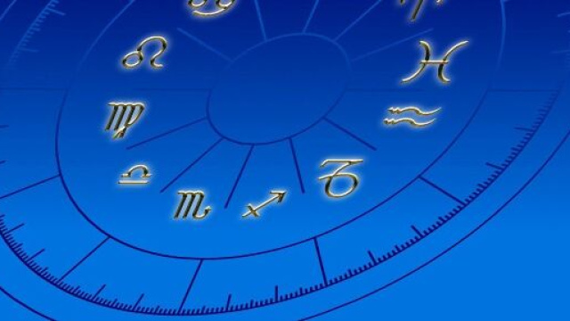 Quadrante oroscopo con segni zodiacali su sfondo blu &copy; Pixabay.