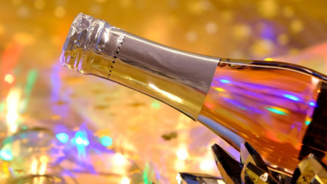 Champagne e allegria in festa - &copy; Pixabay