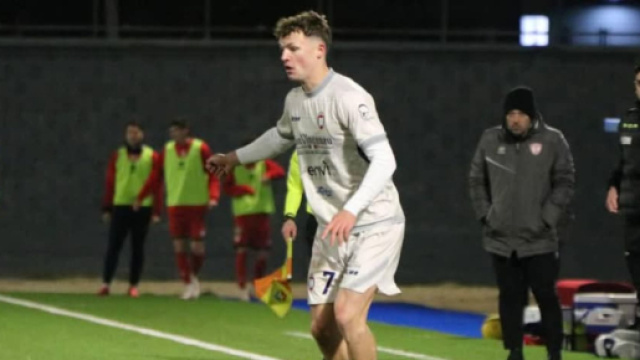 Enrico Oviszach, calciatore del Crotone - &reg; Facebook / Fccrotone